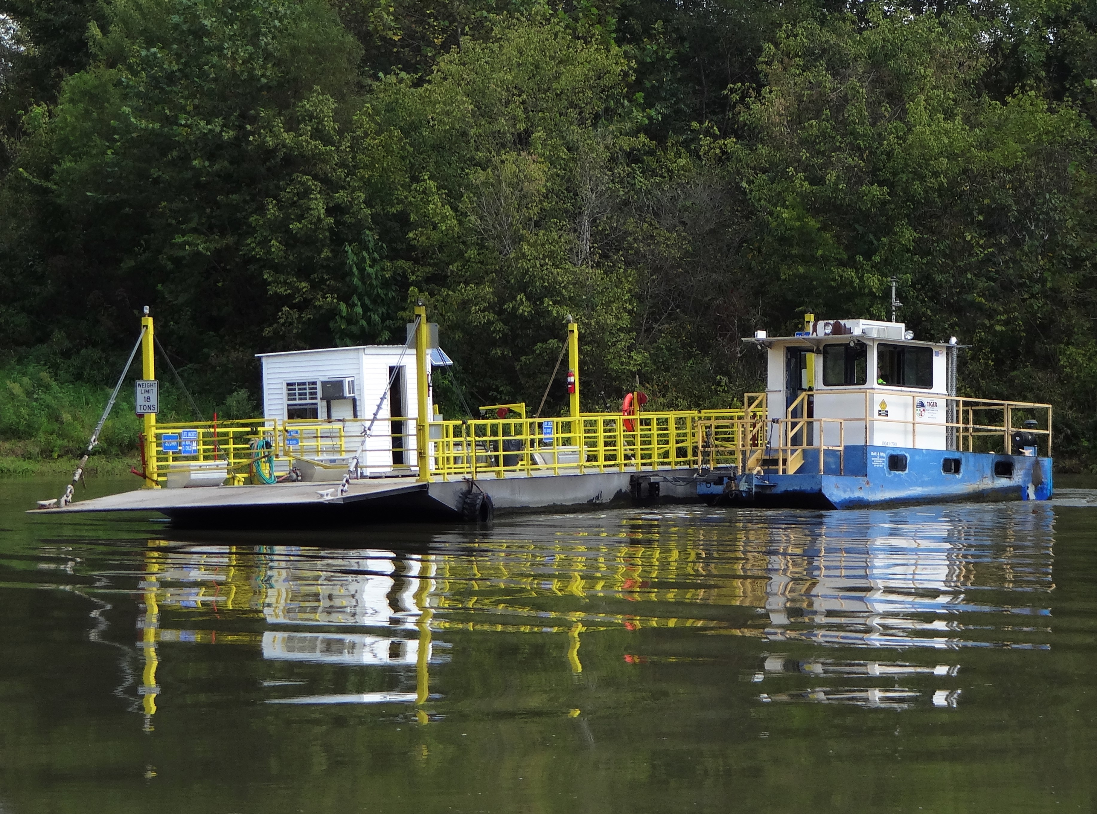 Turkey Neck Bend ferryboat ferrying vehicles across the Cumberland river
