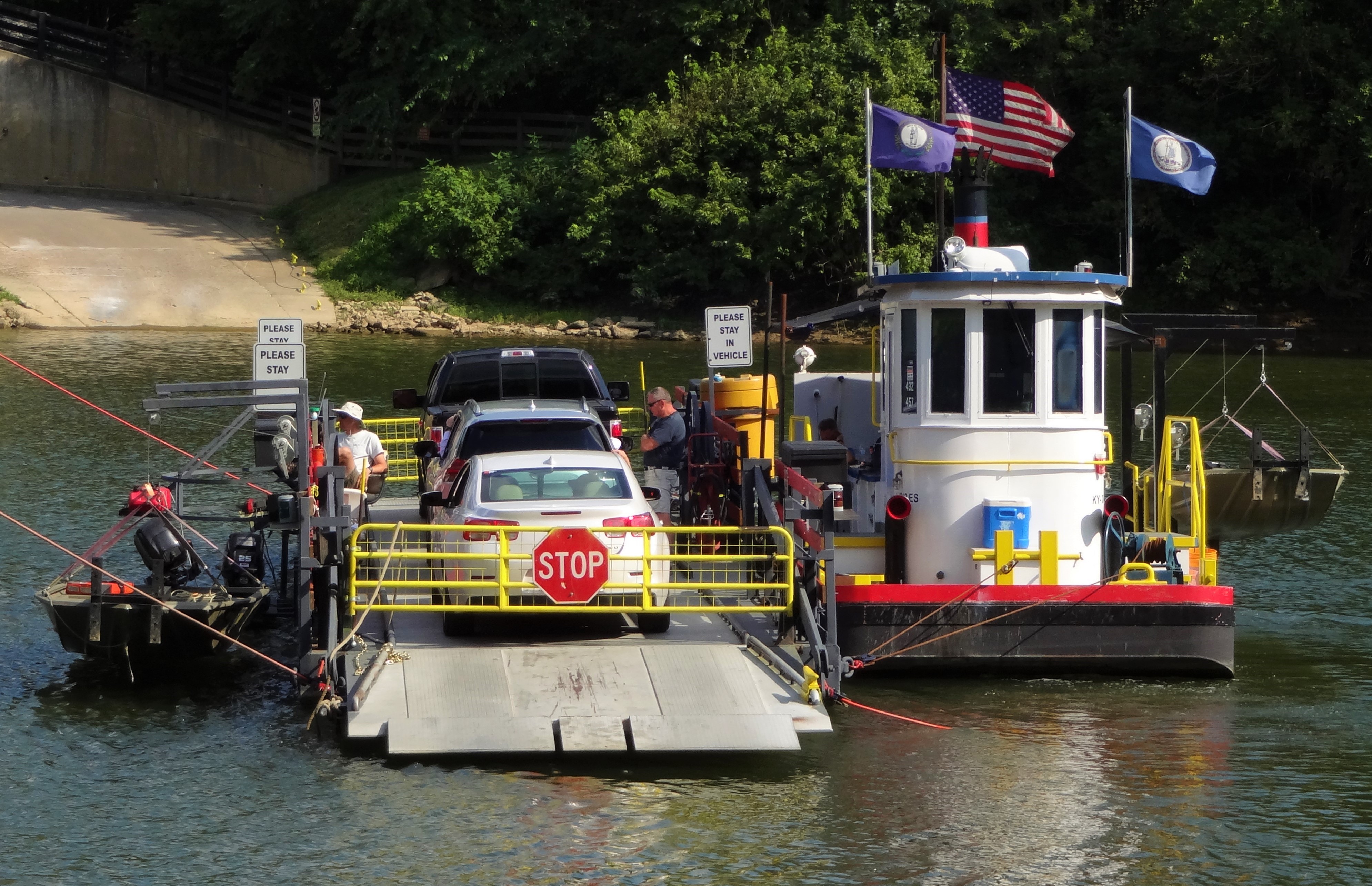 Valley View Ferryboat ferrying vehicles across the Kentucky River